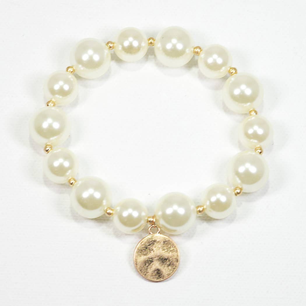 Hammered round charm pearl stretch bracelet: Gold/Cream pearl / ONE SIZE SOPHIA WHOLESALE