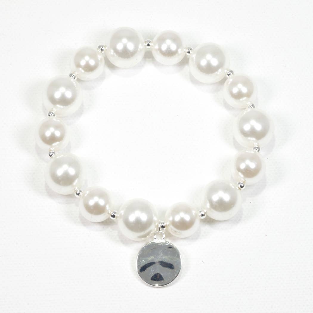 Hammered round charm pearl stretch bracelet: Silver/White pearl / ONE SIZE SOPHIA WHOLESALE