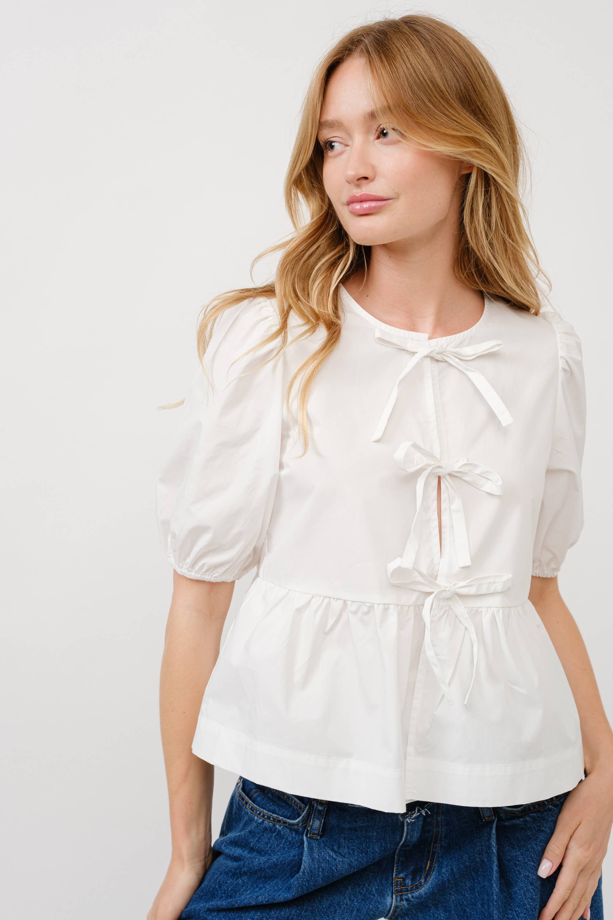 MAT2803 - POPLIN FRONT BOW TIE PEPLUM BLOUSE WITH PUFF SLEEV: OFF WHITE / M Aaron & Amber