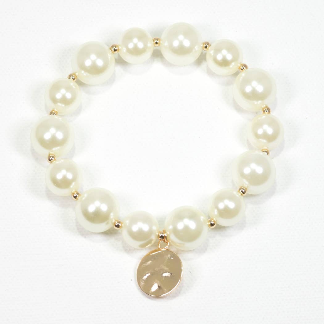 Hammered round charm pearl stretch bracelet: Gold/Cream pearl / ONE SIZE SOPHIA WHOLESALE